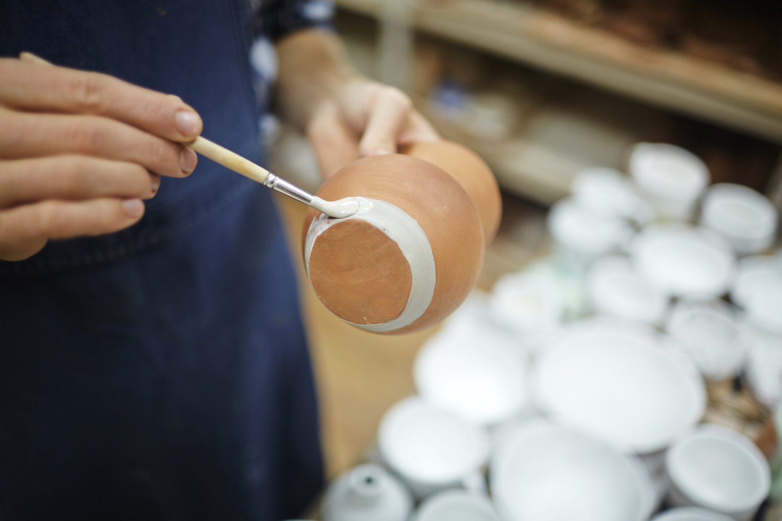 Master of pottery painting jug in white color